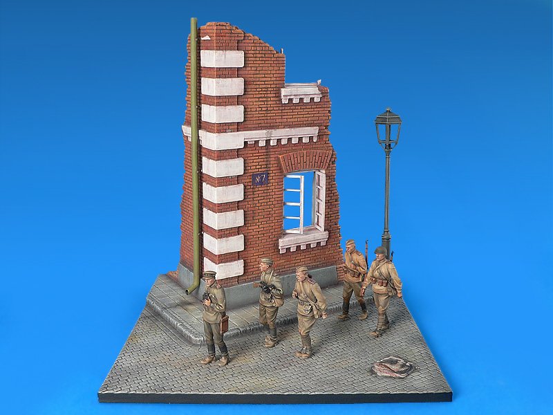 Infantry in the City Diorama w/5-figure set